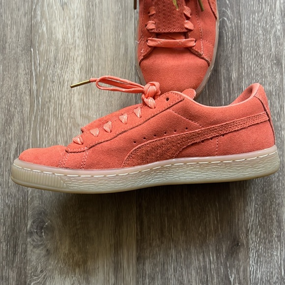 Woman’s Puma shoes. Pink/salmon color size 6.5 - Picture 2 of 6